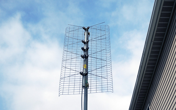 Channel Master's 4221 4-bay colinear UHF antenna uses 60-year-old technology - and still works like a charm.