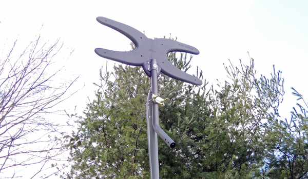 Here's Mohu's Sky antenna, jury-rigged to a ten-foot mast and ready for testing.