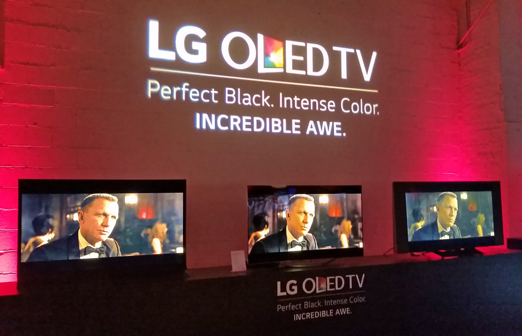 The OLED exhibit featured this comparison between a 55-inch LCD with LED backlight (left), a 55-inch oLED TV (middle), and a 55-inch LCD TV equipped with quantum dot backlight (right.) 