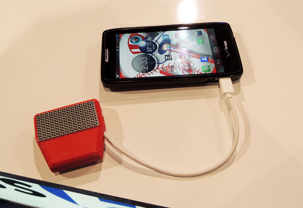 This prototype WiHD dongle turns any smartphone or tablet equipped with MHL or Micro HDMI interfaces into a 60 GHz wireless playback system.